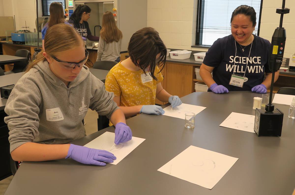 Image of students wokring at table at Expanding Horizons Workshop.