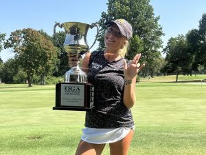 Brooklyn Benn holds up her 2024 OGA Women's Stroke Play Championship trophy